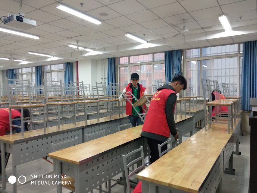 教室桌椅我摆放