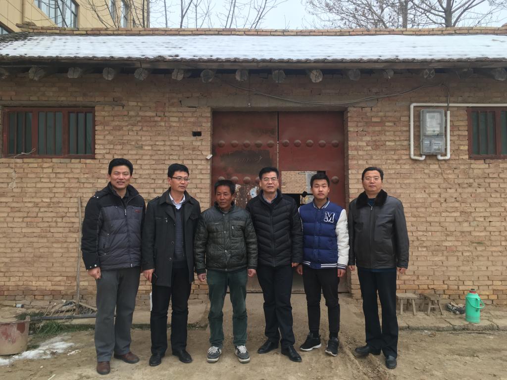 慰问代表与学生合影留念