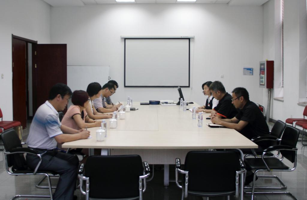 学院领导与与企业负责人和我院毕业生代表座谈